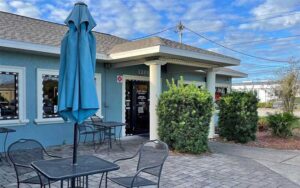 blue and white diner building with patio seating at cozy oaks restaurant lakeland