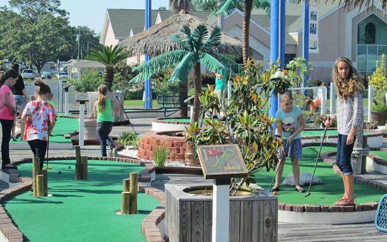 girls playing mini golf in outdoor course at fast eddies fun center pensacola