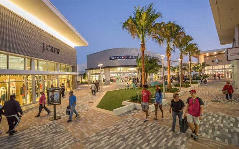 jcrew store with plaza at night at tanger outlets daytona beach