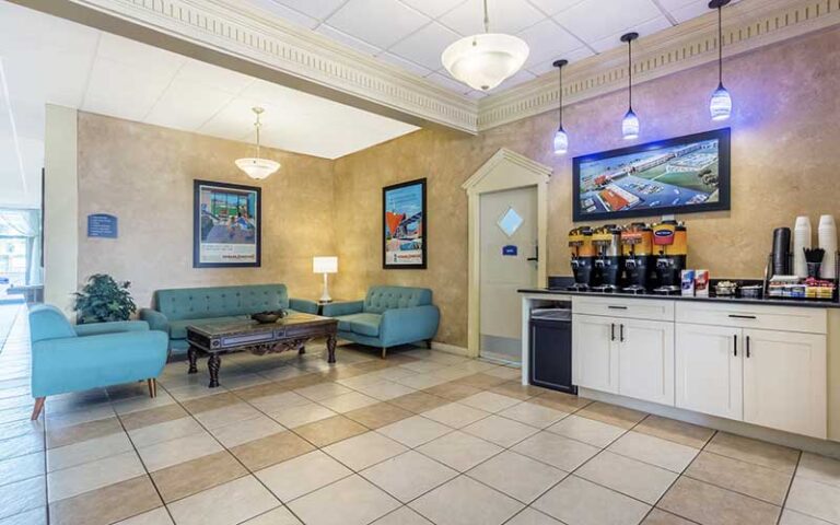 breakfast area in lobby with blue chairs at howard johnson by wyndham lakeland
