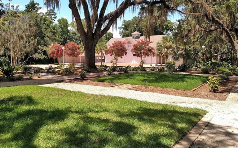 garden area with pathways at goodwood museum gardens tallahassee