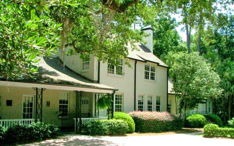 historic home under trees at dorothy b oven park tallahassee