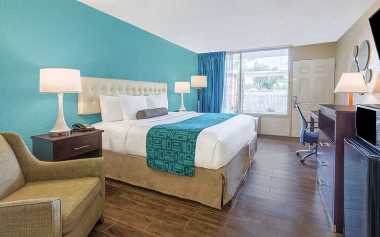 king size bed suite with teal accents at howard johnson by wyndham lakeland