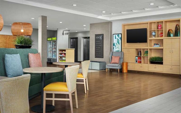 hotel lobby with seating and shop at home2 suites by hilton tallahassee state capital