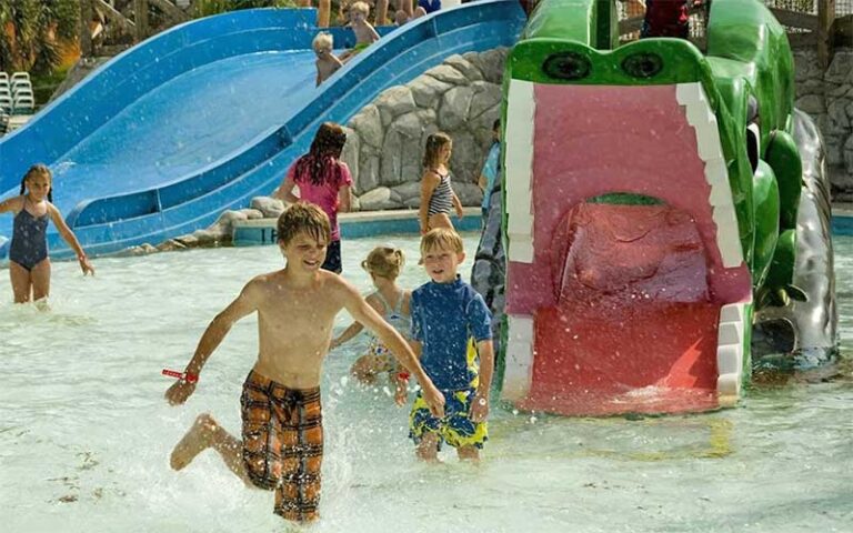 kids playing in water park at splash city adventures pensacola