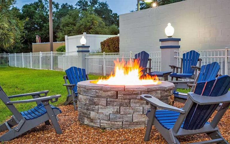 fire pit with blue chairs at best western ocala park centre