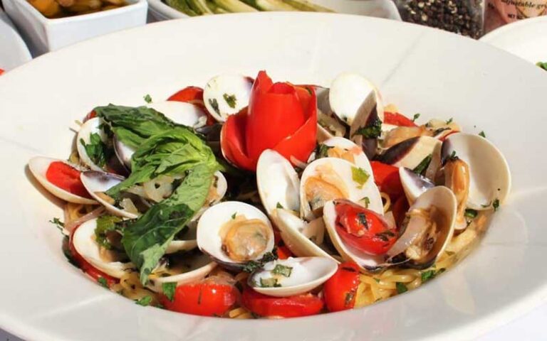 clams with spinach and red peppers entree at caffe luna rosa delray beach