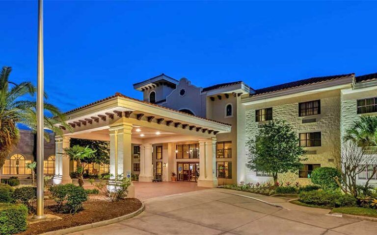 night exterior of hotel with drop off entrance at best western gateway grand gainesville