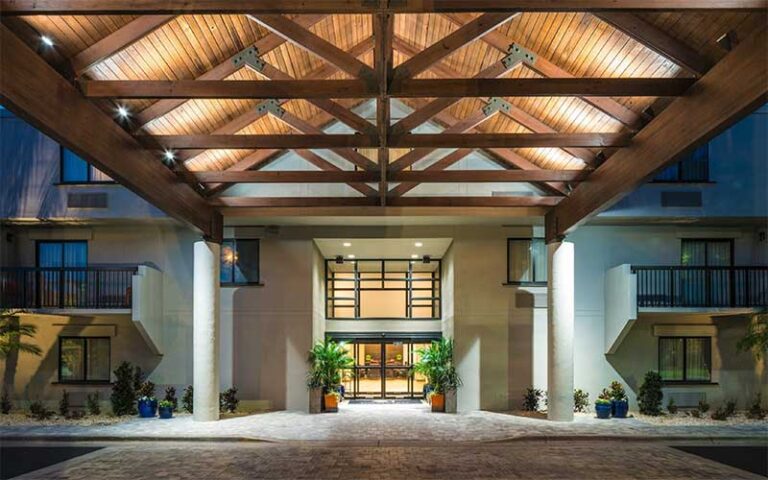 night view of hotel drop off and entrance at doubletree by hilton gainesville