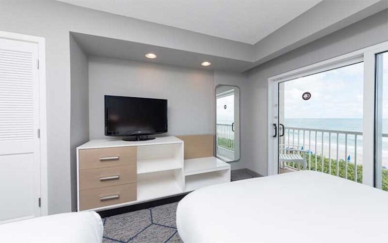 double bed suite with balcony view at doubletree suites melbourne beach oceanfront